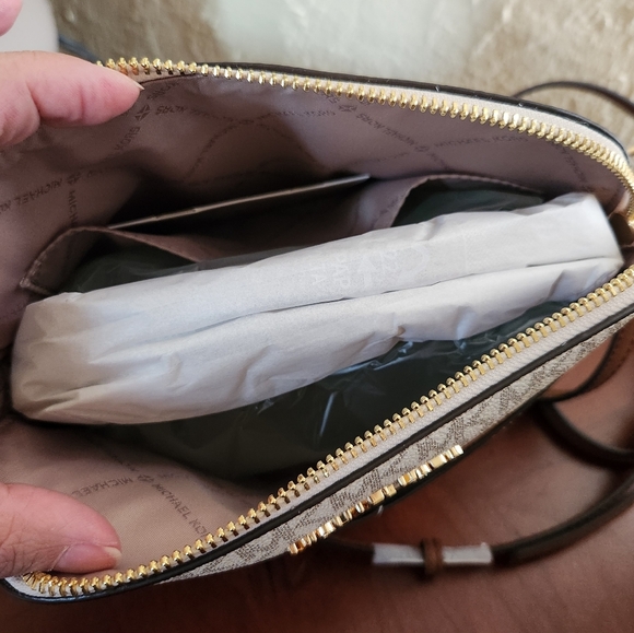 Michael Kors Jet Set Medium Dome Crossbody Bag Vanilla NWT - Picture 7 of 9